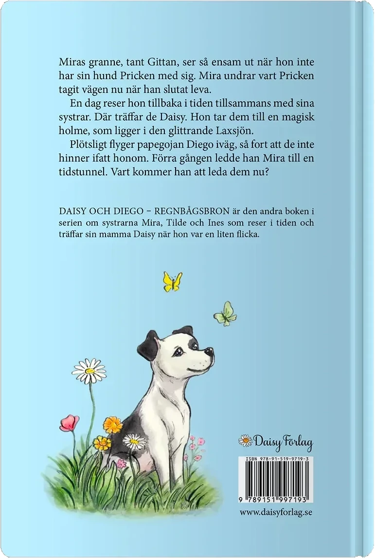 Baksidan av boken: ljusblått omslag med baksidestexten och en akvarell av en svartvit hund som sitter i gräset bland prästkragar och tittar upp mot två fjärilar.